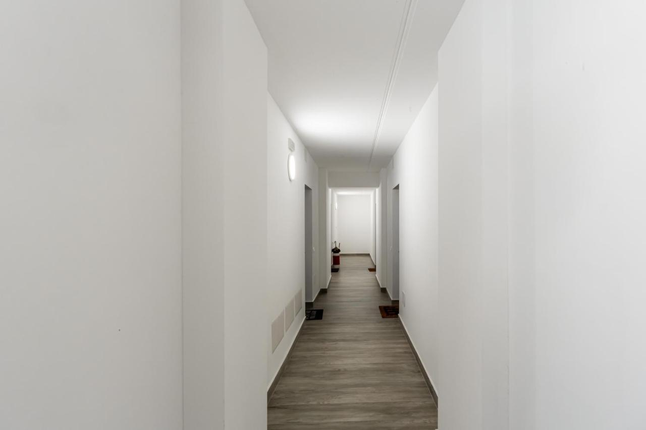 Comfy Apt With Private Parking & Balcony Milano Ngoại thất bức ảnh