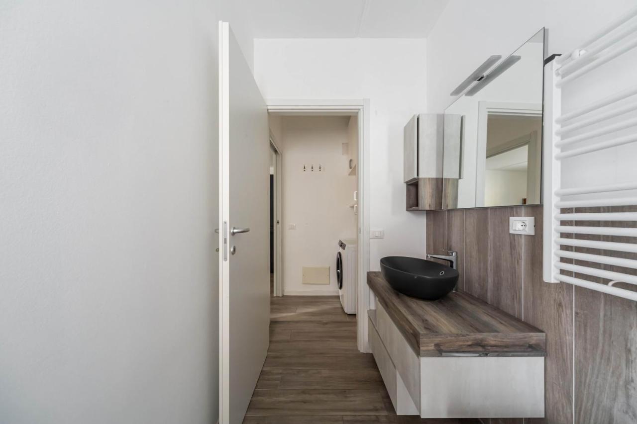 Comfy Apt With Private Parking & Balcony Milano Ngoại thất bức ảnh